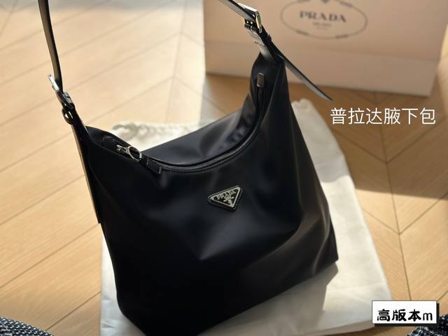 Size 27x31Cm Prada Hobo中古腋下包 皮质肩带更复古硬挺一些 多了一份随意和简单 完全的时尚百搭