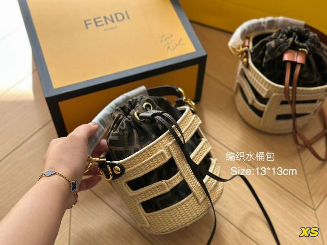 折叠盒 芬迪fendi 编织抽绳水桶包 设计真的是开挂了 上身效果绝美 一年四季搭配绝绝子