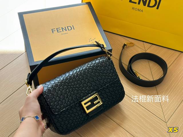 折叠盒 Fendi Baguette法棍包中号第一眼就觉得砸中了我 加上中号有一根较长的肩带 非常实用 中号的装两个手机 钱包 钥匙 墨镜 口红 粉饼都毫无压力