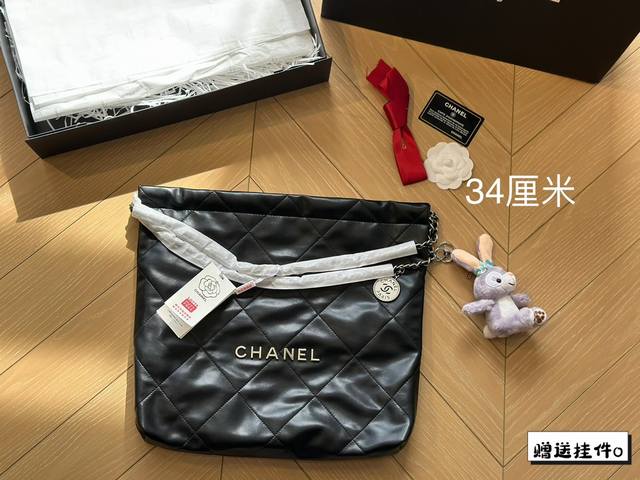 折叠盒 Chanel 千呼万唤的牛皮系列 今年火遍全网的垃圾袋 不多说啦直接上现货 搜索 小香家 垃圾袋 尺寸34Cm