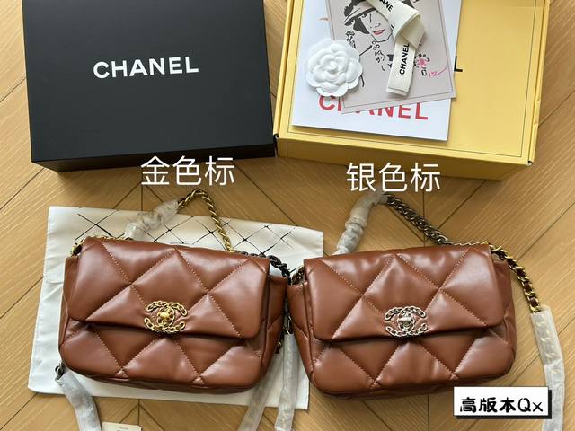 全套包装 Chanel19 Bag 自从欧阳娜娜带货后全球断货很难买到 皮质是羊皮有点像羽绒服包包 但是19的点睛之笔是什么呢 格子放大 格子放大后脱了香奈儿小