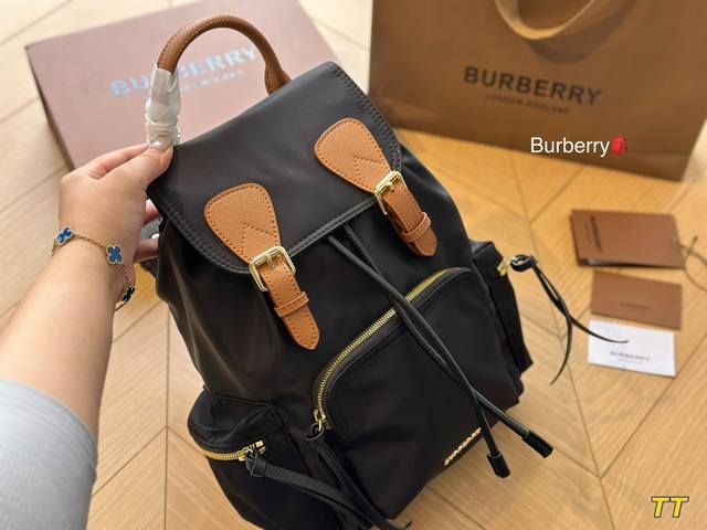 Burberry The Rucksack军旅双肩背包 #巴宝莉双肩包# Burberry究竟rucksack背包怎么来设计灵感源自品牌20世纪初的经典军装造型