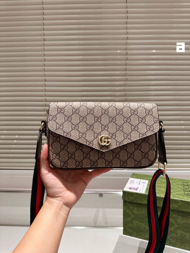 Gucci新品这款包 信封款 出行必备 彩带肩带 尺寸22Cm