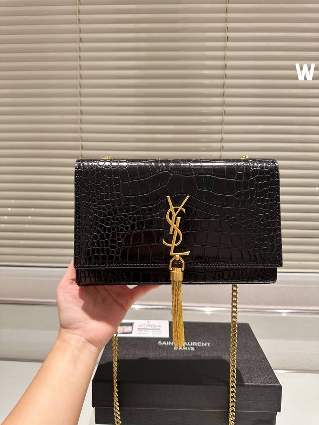 礼盒包装 Kate流苏包 圣罗兰woc 链条包 圣罗兰 Ysl 专柜最新同步款 来自最新一季的绝妙设计 经典的monogram Logo点缀 超大容量 五金更是