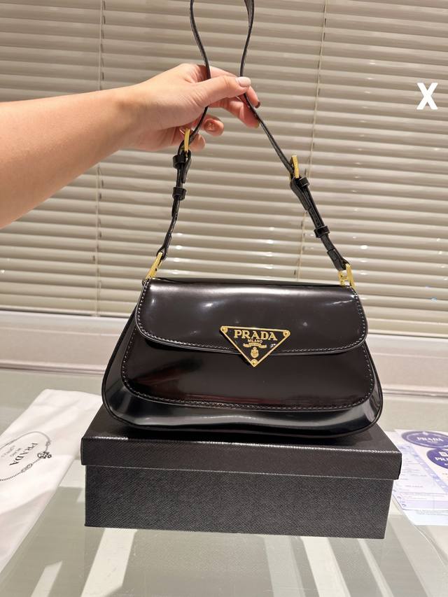 配盒 Size 27x13Cm Prada 腋下包 经典最火单品 Prada Cleo的包底是一个坡形的弧线 设计感很足 线条流畅简约的腋下包 天生自带潇洒随性