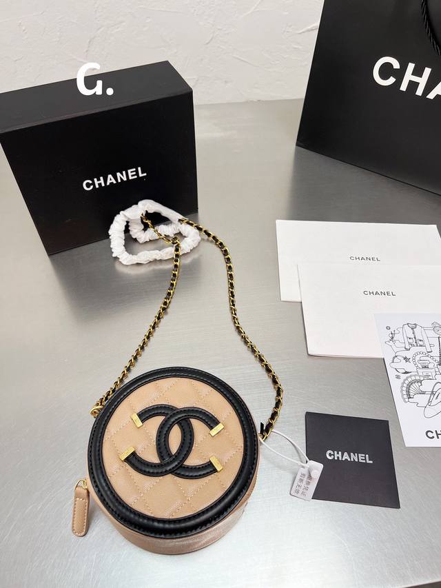 Chanel C家 圆饼包春夏新品小仙女必入手 专柜大热款 俏皮超个性谁背谁好看 掩饰不住的可爱 精致走线 链条搭配皮背带很有特点 巨百搭可随心日常搭配 休闲俏