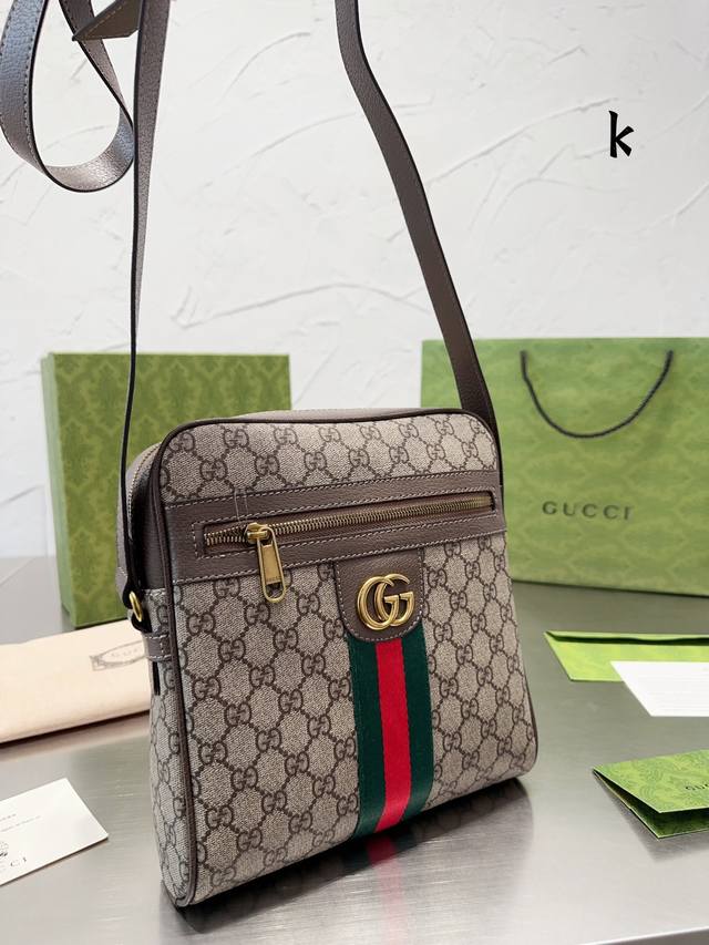 新品上市gucci 古奇 顶级原单醉新款公文包 斜挎男包到货 进口原版pvc配头层牛皮 配绒里布 做工看细节 每一处都无比讲究 精致细腻 市场最牛货 一直坚持高