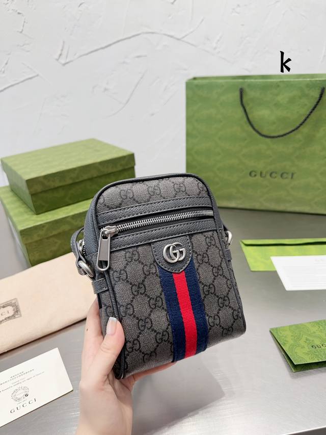 新品上市gucci 古奇 顶级原单醉新款公文包 斜挎男包到货 进口原版pvc配头层牛皮 配绒里布 做工看细节 每一处都无比讲究 精致细腻 市场最牛货 一直坚持高