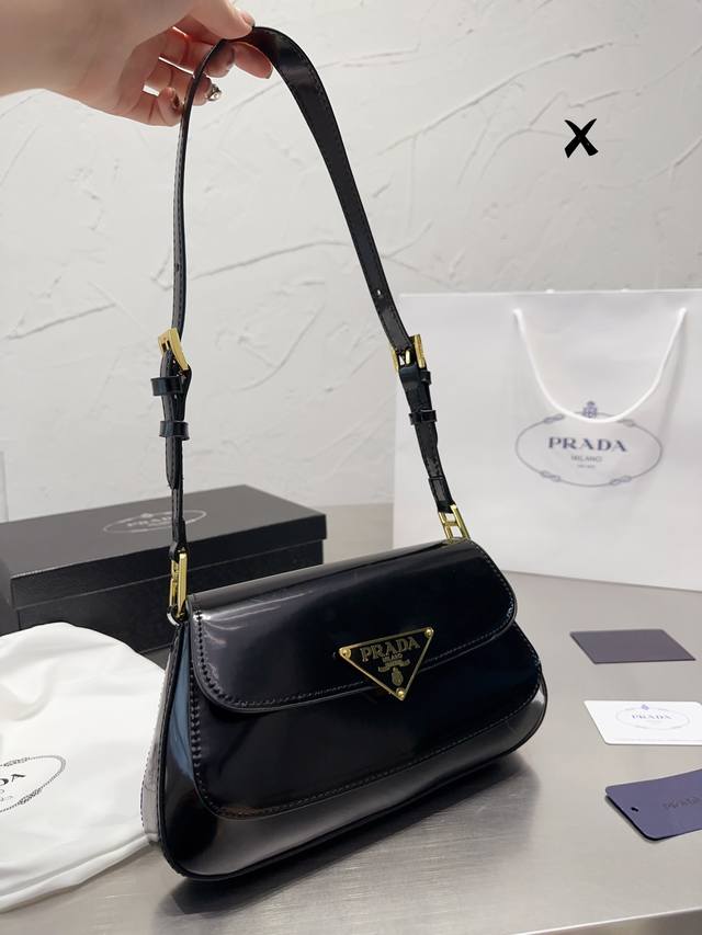 配盒 Size 27x13Cm Prada 腋下包 经典最火单品 Prada Cleo的包底是一个坡形的弧线 设计感很足 线条流畅简约的腋下包 天生自带潇洒随性