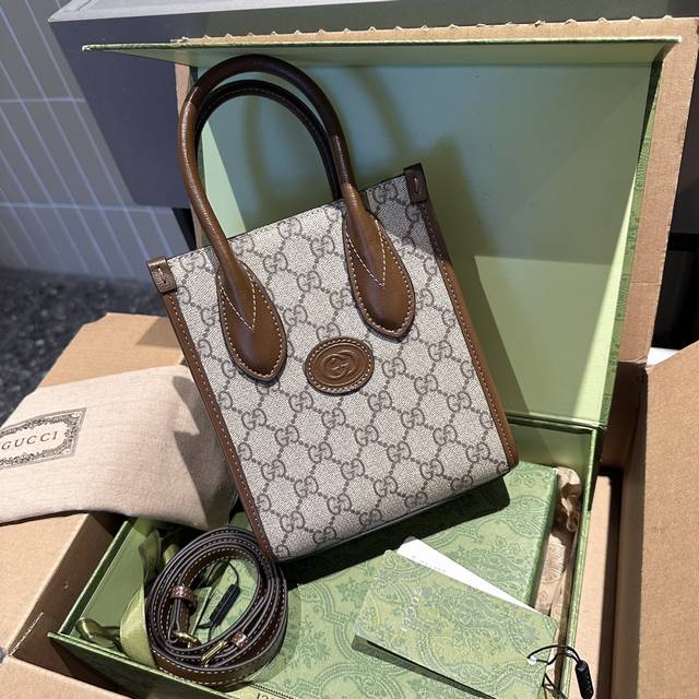 原单牛皮 折叠礼盒官网外箱 Gucci Mini Tote 一眼相中的包 一定是好东西 太绝了这款新mini托特包 琴谱包 不喜欢太大的包 又指望买一个能装东西