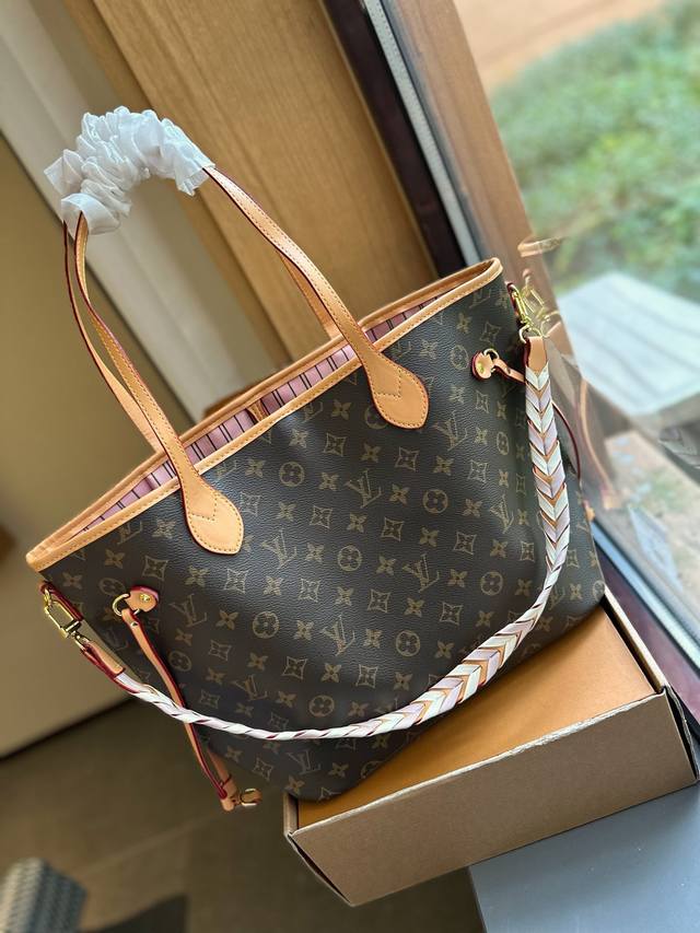 折叠礼盒包装 Lv 编织肩带 Neverfull 购物袋 Nf入门级的款式哦 绝对的终身款 此物经典不言而喻 街拍和实用都是非常nb的选择 大家拿到后可以感受下 - 点击图像关闭