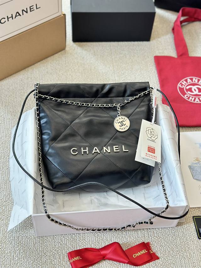 复刻版 Chanel 23S Mini 22Bag 本季23S大爆款最時髦好看 可肩背 斜背 側背 手提 非常難買黑色金字款 耐看也最保值 这包太好看了 黑色款