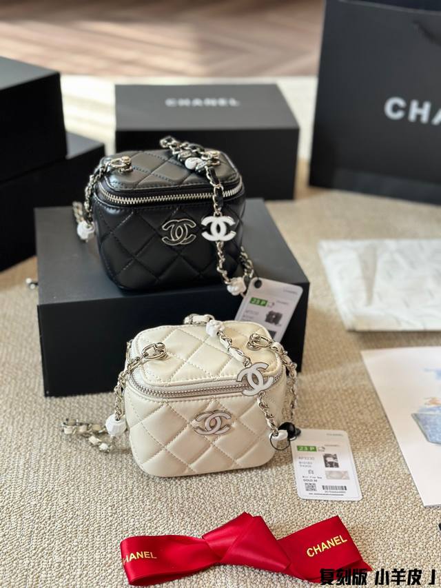 小羊皮 Chanel23S 珐琅扣长盒子太美啦生 配色优雅高级二 底部还有双c走线大 Logo 细腻精致 复古金链不用担心脱金掉鱼 爱心扣费特别超温柔 可以随意