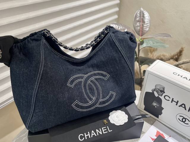 配内胆 Chanel 中古包 丹宁牛仔tote包 简单的刺绣大logo配上链条五金 虽简单 低调但奢华 超大容量 可手提 可肩背 能装下日常出门用的东西 这完全