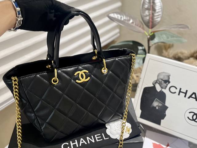 礼盒包装 Chanel 23B新品 菜篮子 Tote 黑色系的搭配很适这季节 复古氛围感瞬间拉满 尺寸25Cm