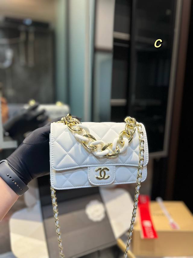 折叠礼盒 Chanel 链条包羊皮纹质感 高级工匠打造 更为年轻化 更好搭配 配上金属logo 增加了vintage感 菱格纹走线 尺寸19