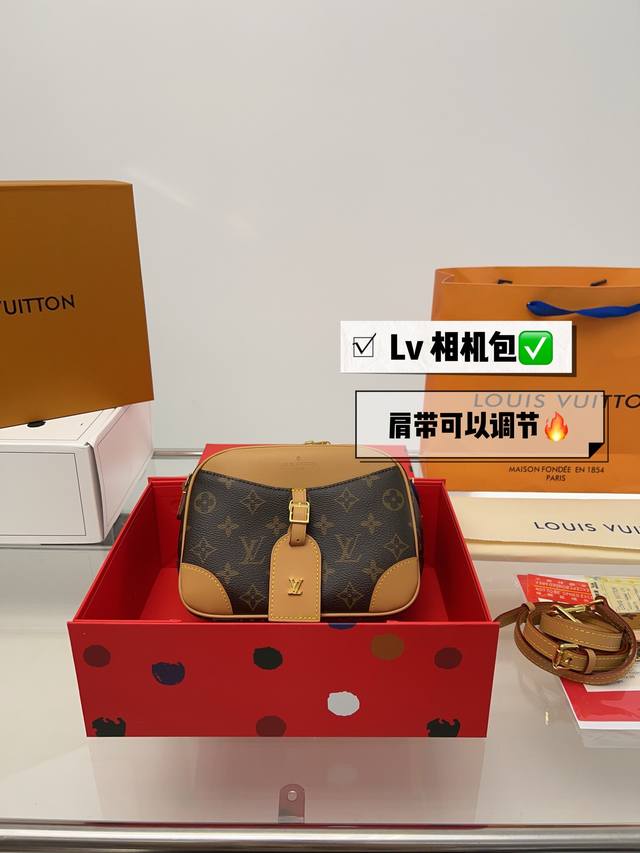 飞机盒折叠盒 Lv新款 相机包上新 独家实拍 路易威登 实属秀款里性价比最高的款 尽显复古风格 设计圆润饱满 可可爱爱的相机包 是每个小姐姐都能hold住的长青