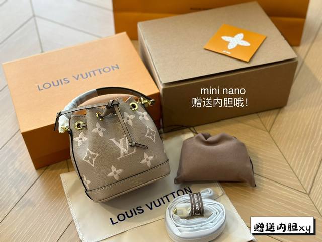 赠送内胆 Lv2022新款nano Noe拿到手啦 比旧款更硬挺版型更立体 肩带是可以调节的对小个子非常友善 目前唯一的缺点就是束口位置的抽绳很硬不容易拉紧幸亏