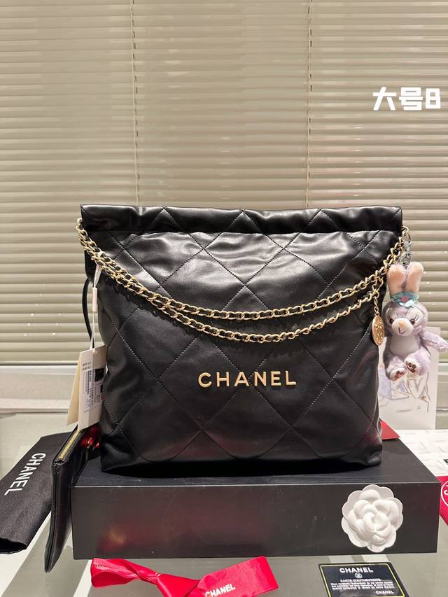 配星黛露 Chanel 22Bag 以数字命名的 垃圾袋 2021 年10 月 Chanel 品牌艺术总监virginie Viard在2022年春夏 时装秀_