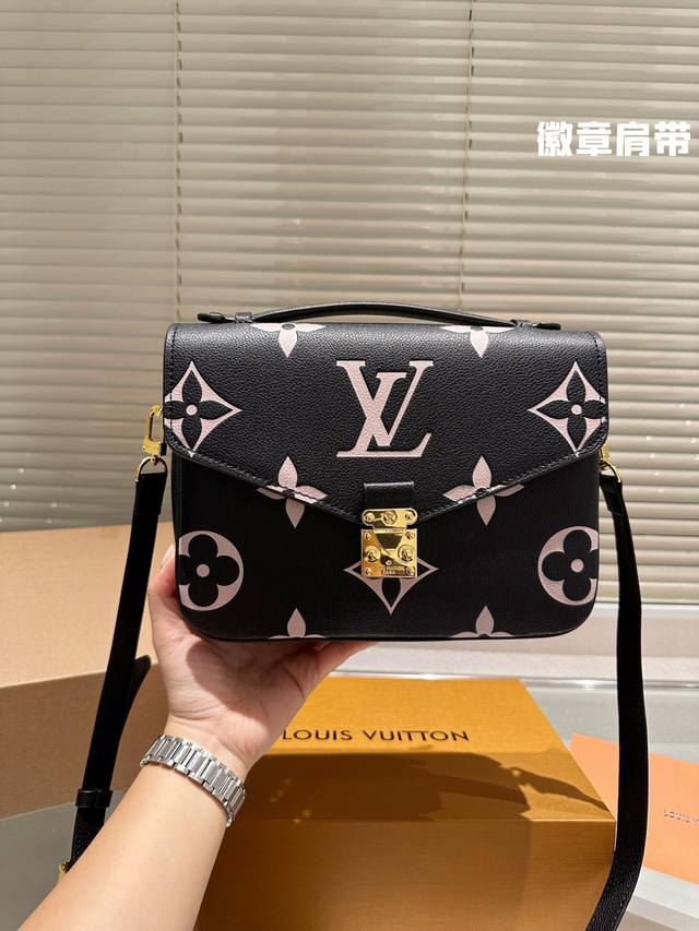 Lv 邮差 徽章肩带 热乎乎刚出炉的邮差新款 邮差作为lv经典款 真的很受大家的欢迎 冬天背超有韩剧女主的感觉可是大大的尺寸对于小个子女生真的不是很友好 所以 - 点击图像关闭