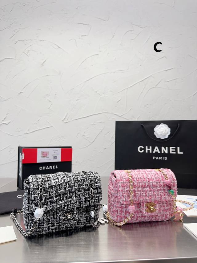 我丢 Chanel 23P的毛呢太绝啦0 毛呢控们赶紧来 一眼看过去就很少女的毛呢香奈儿这个粉跟这个蓝我都好爱 秋冬还有春天我都觉 得好应季t 上身很有仙女范