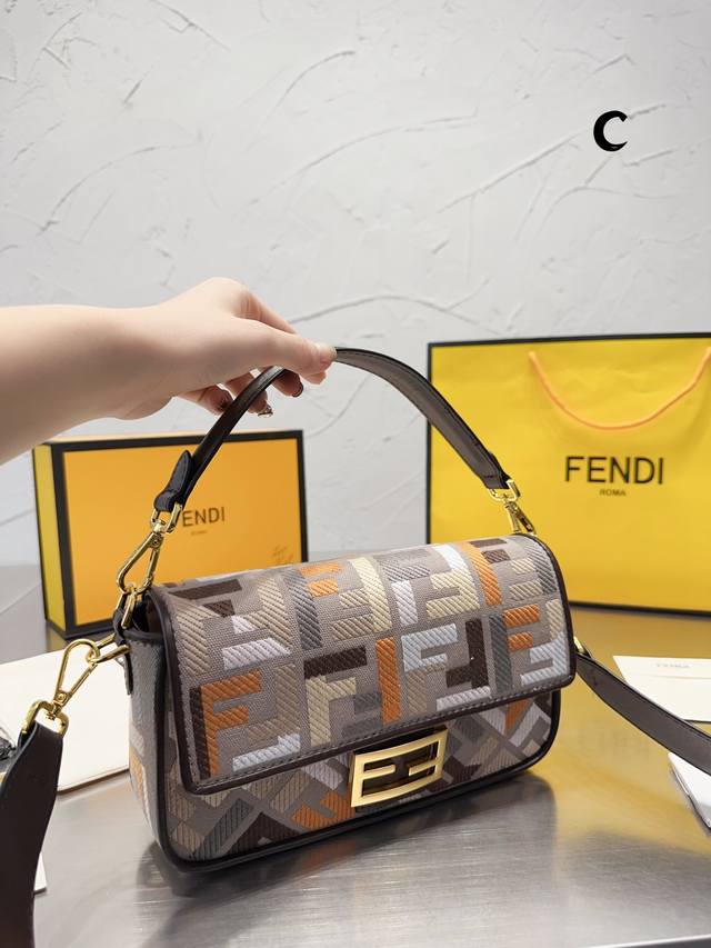 折叠盒 Fendi Baguette法棍包中号第一眼就觉得砸中了我 加上中号有一根较长的肩带 非常实用 中号的装两个手机 钱包 钥匙 墨镜 口红 粉饼都毫无压力 - 点击图像关闭