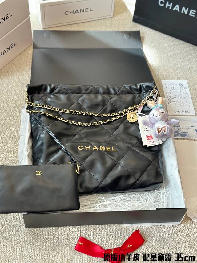 配星黛露 Chanel 22Bag 以数字命名的 垃圾袋 2021 年10 月 Chanel 品牌艺术总监virginie Viard在2022年春夏 时装秀_