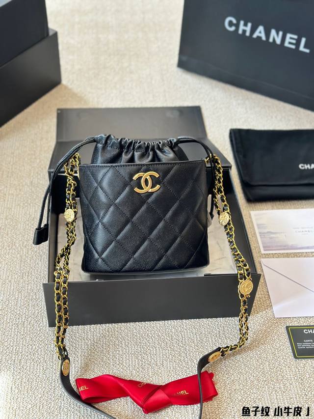 鱼子纹 Chanel 23B 新品 金币 水桶包 包身是牛皮制作 质感比较好 看起来就很耐磨的皮质 这种新款的香香已经不使用镭射标了哦 都换成是金属标 可以直接