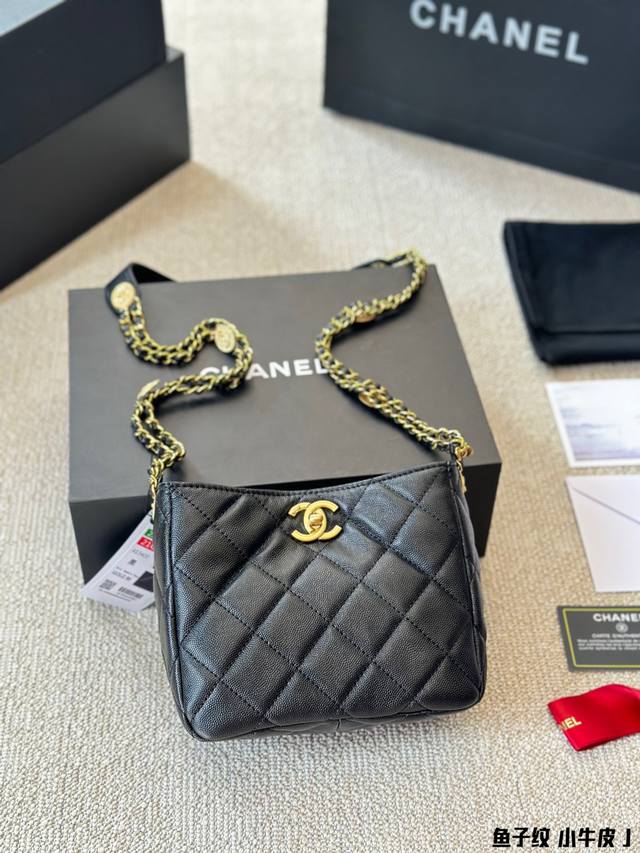 鱼子纹 Chanel Hobo 金币 腋下包 经典的皮编复古金链条 镂空宇母 Chanel与三个 Chanel Logo 设计 撑得起各种风格穿搭 身前身后的视