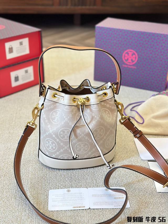 复刻版 牛皮 Toryburch 经典 Tmonogram 图案 灵感源自传统 宾夕法尼亚州绗缝设计 该包款选用提花牛仔布精心打造 魅力隽永又风格独具 水桶包采