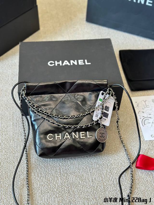 小羊皮 Chanel 23S Mini 22Bag 本季23S大爆款最時髦好看 可肩背 斜背 側背 手提 非常難買黑色金字款 耐看也最保值 这包太好看了 黑色款