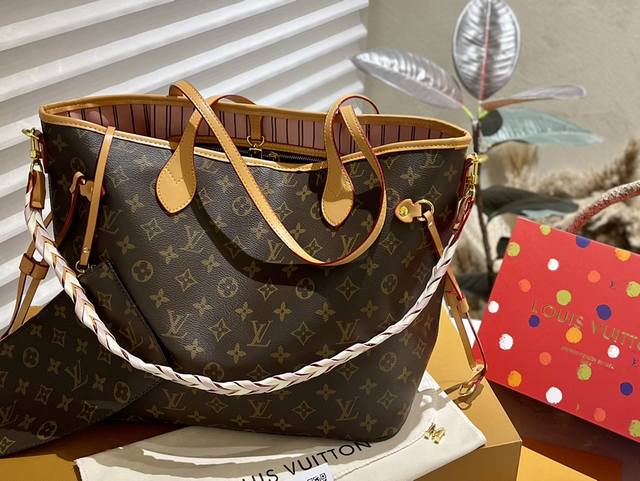 折叠礼盒 Lv 编织肩带 Neverfull 购物袋 Nf入门级的款式哦 绝对的终身款 此物经典不言而喻 街拍和实用都是非常nb的选择 大家拿到后可以感受下 皮