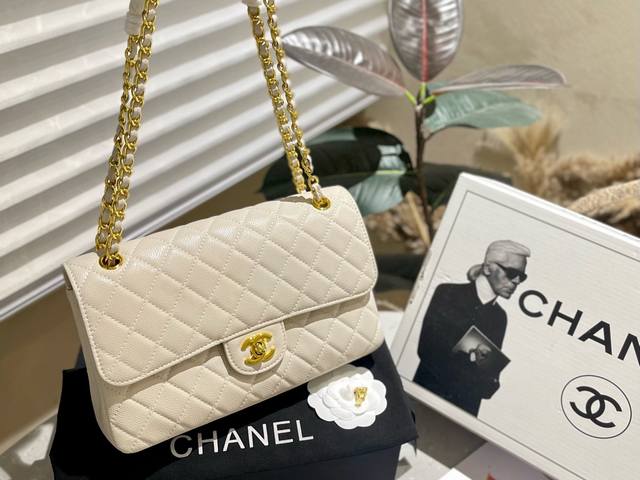 金扣 鱼子酱牛皮 折叠礼盒 Chanel 经典cf手袋 专柜一年涨3次价的cf 说下皮料 香家专用皮料厂供货 意大利原装鱼子酱 Cf鱼子酱相比之前的增加了柔软度