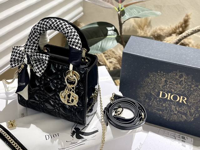 顶级原单 漆皮 折叠礼盒 官网限定飞机箱 丝巾 Dior 漆皮戴妃包 无限回购 经典系列专柜链条戴妃包高端品质 可随意对比专柜细节 独家出货 高版本第一批 现货