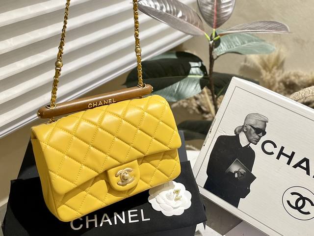 原版皮 折叠礼盒 Chanel 23新品 木质手柄 方胖子 牛皮质地 时装 休闲 不挑衣服 尺寸20Cm - 点击图像关闭