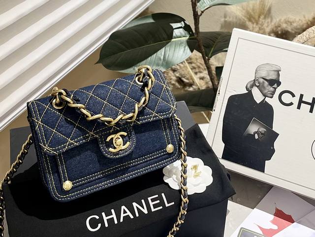 原单 折叠礼盒 Size 19x13Cm 值得入 Chanel 小香家 23S 牛仔邮差包 满满的复古味 牛仔布和金线交织 看着一闪一闪的 复古且闪耀