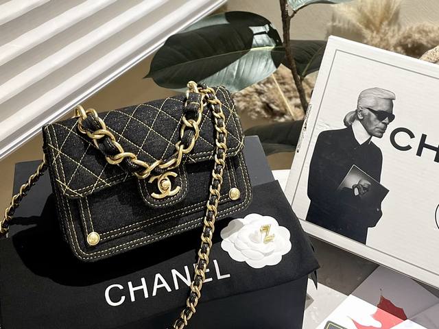 原单 折叠礼盒 Size 19x13Cm 值得入 Chanel 小香家 23S 牛仔邮差包 满满的复古味 牛仔布和金线交织 看着一闪一闪的 复古且闪耀