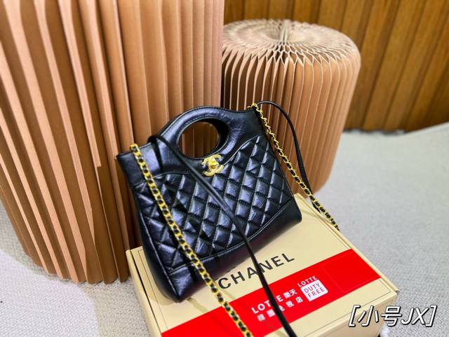 密封折叠礼盒包装 Chanel 香奈儿 Mini Bag手提斜挎包 小香经典菱形格面料 爱不释手的一只 低调简约的随性小香风 尺寸 23x20Cm