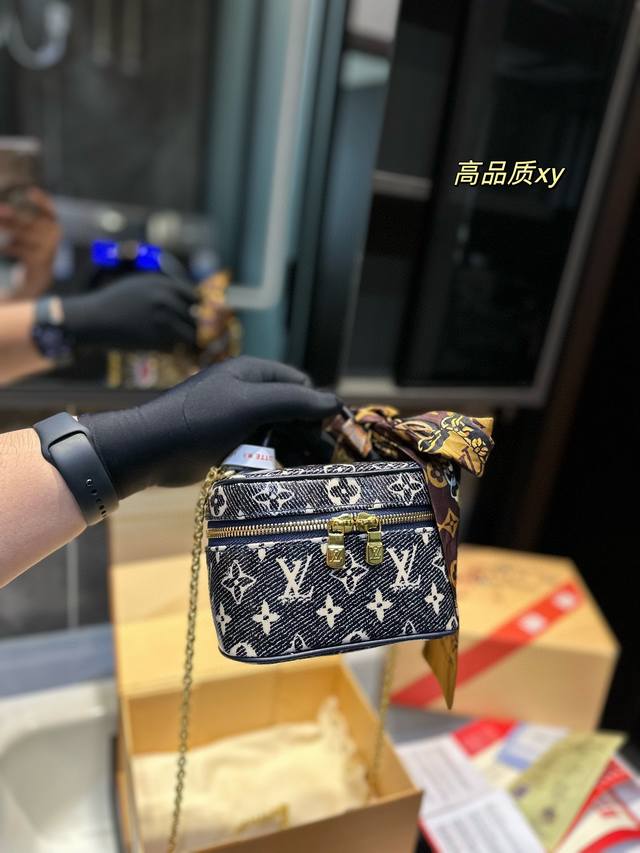 折叠礼盒 Lv 化妆包 Vanity化妆箱 M45165 造型设计感强烈的化妆箱链条包 采用标志性的l箱包元素 尽显浓烈的复古情怀色调 灵活运用拼色风格 金属与