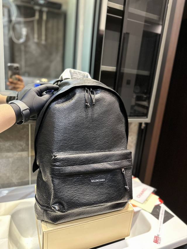 巴黎世家balenciaga新款双肩包 高级定制 进口头层小牛皮专柜最新明星同款双肩包josh双肩包成为彰显个性的时尚之选 轻质而空间宽敞 此款背包可将物品安