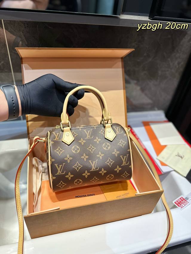 礼盒包装 Lv Speedy Nano 枕头包 这款retiro 手袋以标志性的lv老花面料制成 搭配奢华的变色牛皮饰边 经典永恒 优雅低调的外形设计和宽敞的包