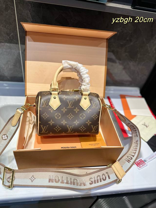 礼盒包装 Lv Speedy 20枕头包 Lv 新款系列 枕头包 手袋 全网首发 Lv Speedy Nano 枕头包这款retiro 手袋以标志性 经典永恒