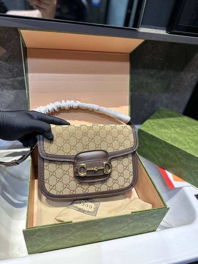 折叠盒 Gucci 1995 马鞍包 我的一见钟情 真的好好看 又复古又时髦反正我已经忍不住了 哪怕背个几十年依旧复古依旧时髦 2021绝对的超级爆款 也是倪妮