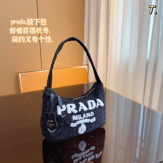 普拉达prada 腋下包 上身非常百搭 最主要的是减龄款 超多明星都在用的手感非常的舒服 但是包包小巧能装 能够满足日常所需物品的容纳 美貌与实用 简单大方 上