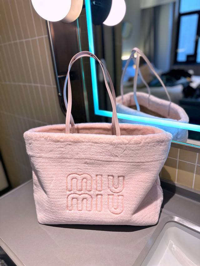 Miumiu 毛毛托特包限定糖果配色超级满足 适用度假 出街 日常 通勤 颜值超高 尺寸39 31Cm