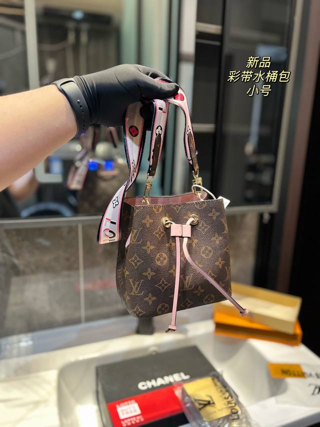 香槟桶 Lv Neonoe Lv 路易威登20新款neonoe抽绳水桶包单肩女包louis Vuitton香槟包诞生于1932年的香槟酒袋 彩色超细纤维粘合内衬