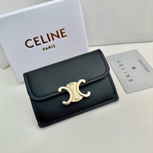 品牌 Celine 16334 颜色 黑色 尺寸 10 5x7x1 说明 新款凯旋门卡夹 Celine短式卡包非常炫美的一个系列 专柜同步 采用头层牛皮 精致时