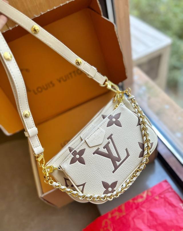 折叠礼盒包装 Lv 三合一 麻将包 Lv三件套multi Pochette Accessoires 这两年一直流行的复古风潮 这回再度刮回了经典monogram