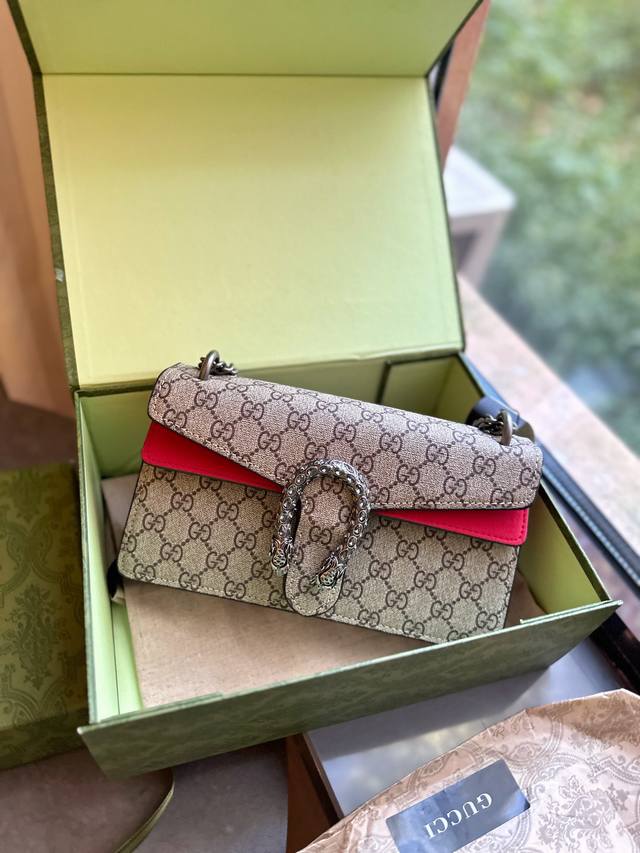 钻扣 折叠礼盒包装 Gucci 钻扣酒神包 真香最近心心念念的gucci酒神 新款get简直不要太好看 新的虎头logobling Bling的简直不要太美 因