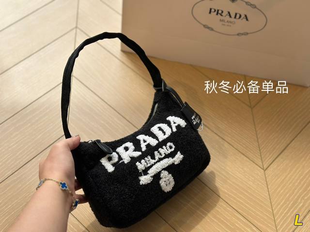 Prada Hobo红翻天的中古包-今年真的太流行中古腋下包了 一款sportsexy风格包包 超级喜欢它简单有质感的设计 附带的复刻小牌子很可爱 上身性感而帅